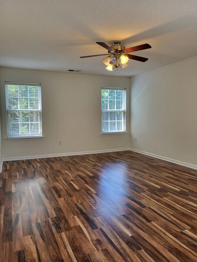 Building Photo - 3 bedroom home in Highland Creek