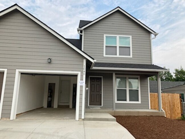 Building Photo - 3-bedroom 2.5 bath duplex