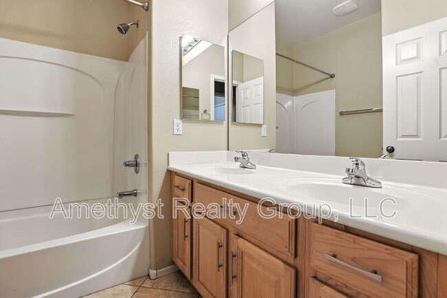 Building Photo - 2313 W Bonanza Ln