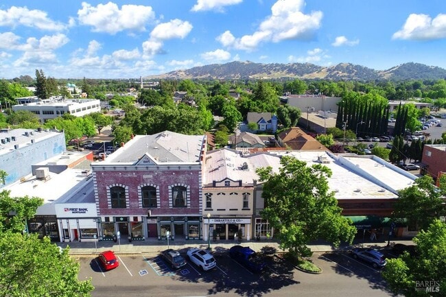 Building Photo - 528 Main St