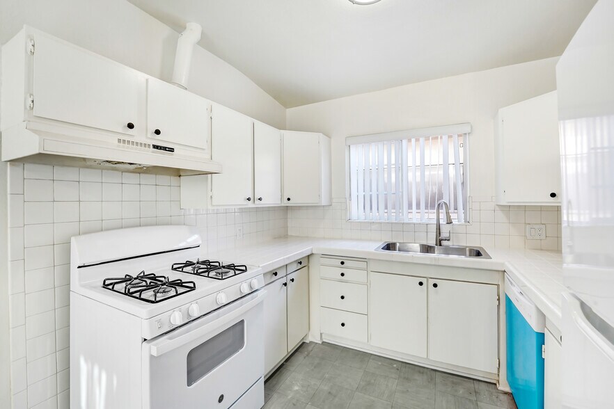 Building Photo - 12058 Culver Blvd