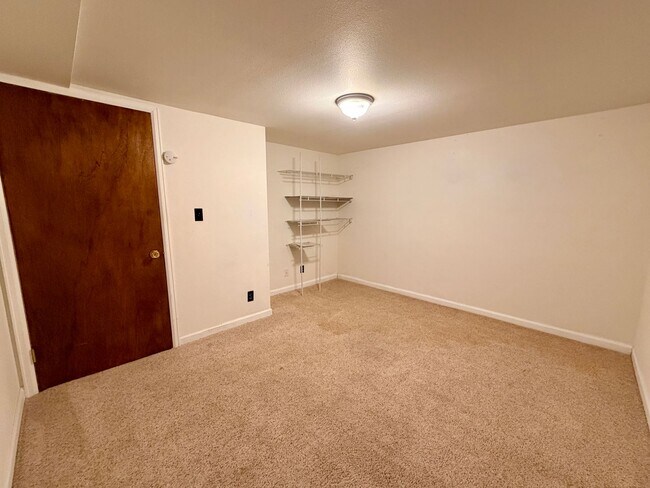 Building Photo - Amazing 3bed/2 bath with finished basement.