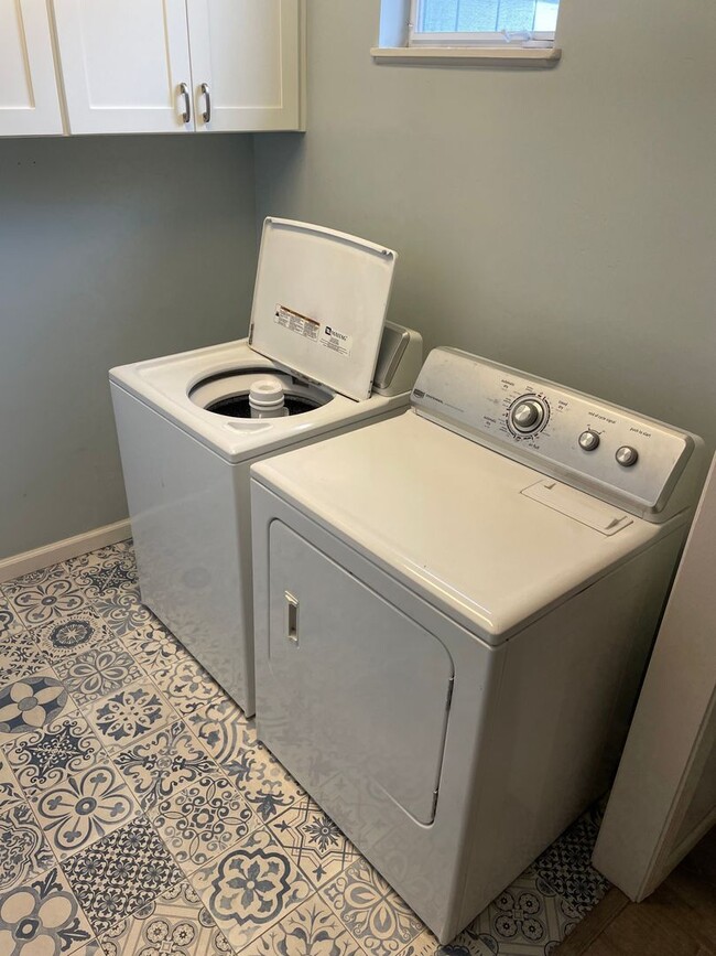 Building Photo - Beautiful Mid Century 3 Bedroom 3.5 Bathro...