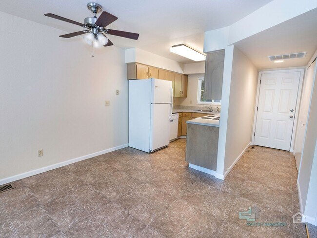 Building Photo - 3493-3493 Hawthorne Ave NE