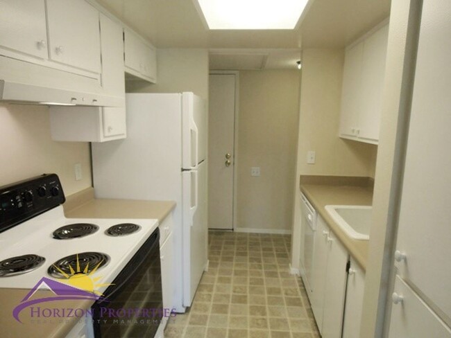 Building Photo - Unique 1 Bed 1 Bath 760sqft 2nd Floor Arde...