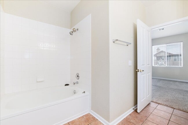 Building Photo - July 1st Move in! Top Floor 2 Bed / 2 Bath...