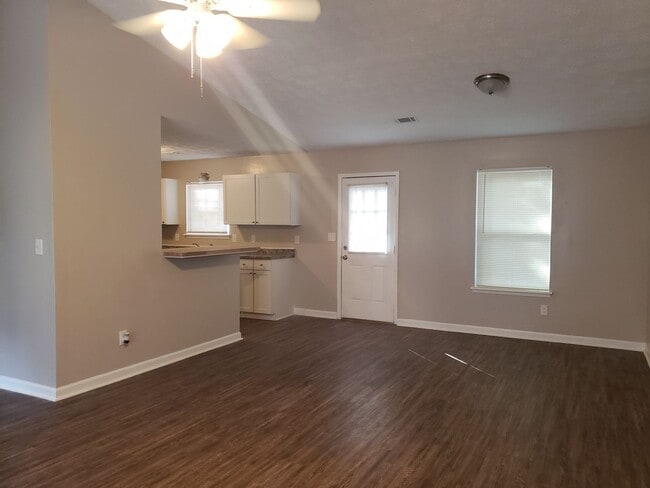 Building Photo - Spacious Ranch-Style 3 Bedroom Home with Bonus room Large back yard!