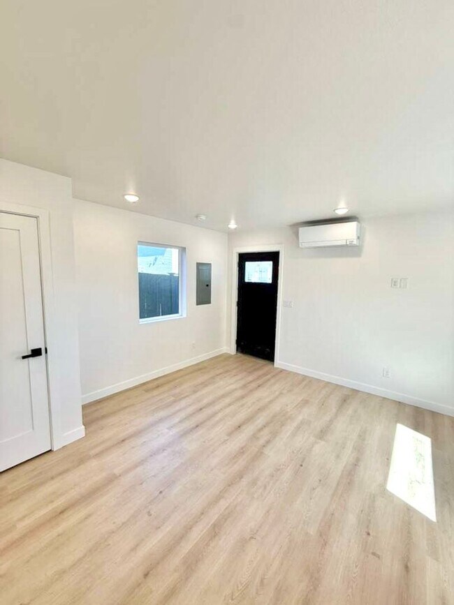 Building Photo - Arbor Heights 2-Bedroom Home in a Prime Location