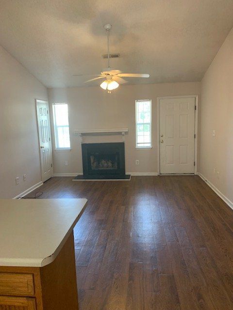 Building Photo - 2002 River Dr