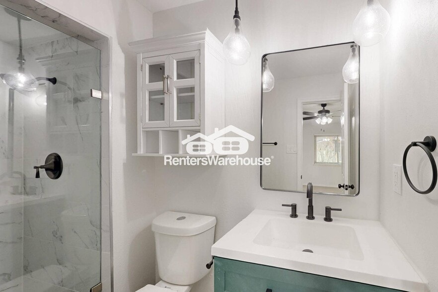 Building Photo - 6407 Green Oaks Dr