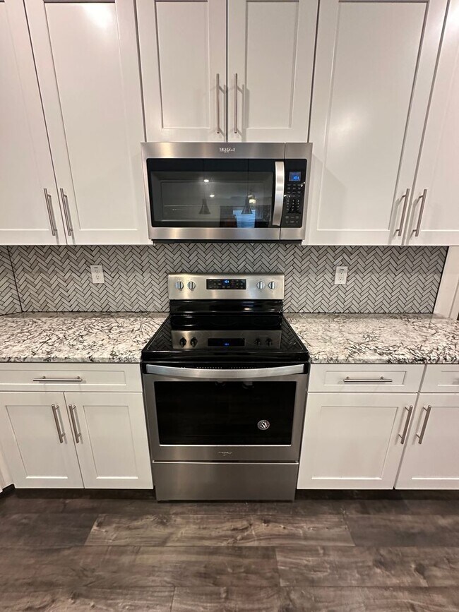 Building Photo - 3 BEDROOM HOME IN DESERT OASIS IN SURPRISE