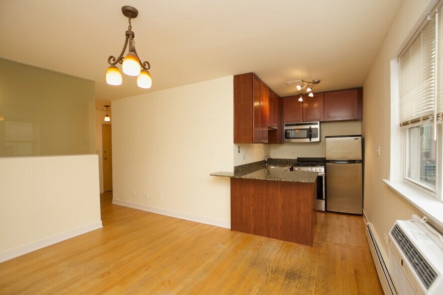 Building Photo - 675 W Wrightwood Ave