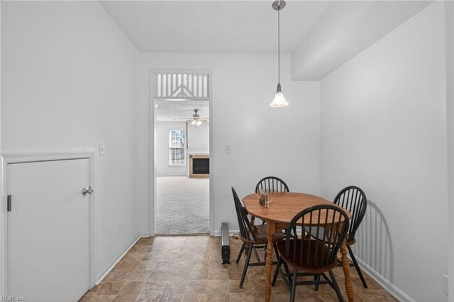 Building Photo - Immaculate Townhome in Camellia Gardens!