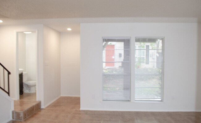 Building Photo - 2 Bed/ 1 Bath With Easy Access to 183/290 ...