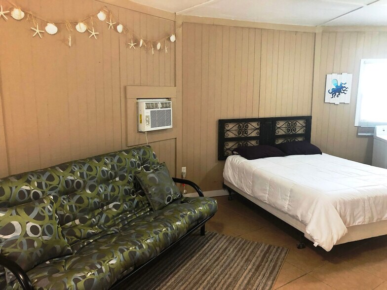 Building Photo - 1923 Eleventh Street-SI ID1023219P