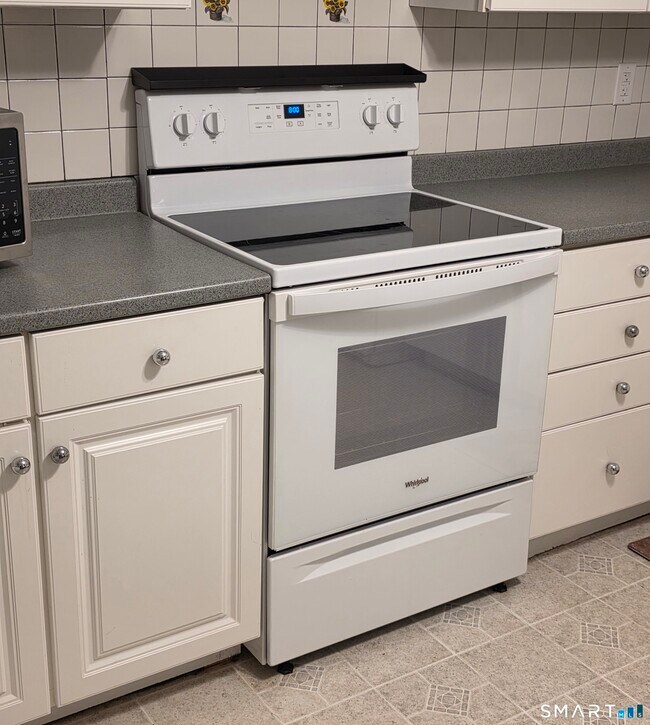 Building Photo - 7 Padanaram Rd