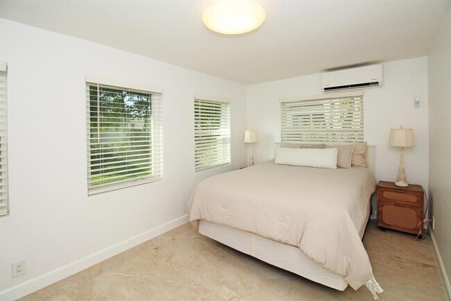 Building Photo - 221 Princeton Dr