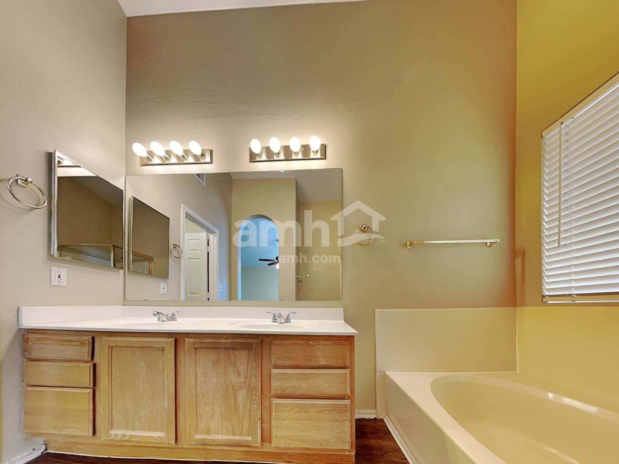 Building Photo - 7515 E Medina Ave