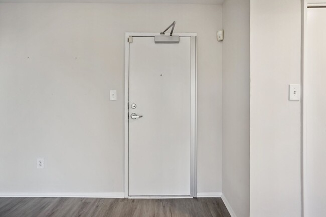 Building Photo - beautifully updated 1-bedroom, 1-bath condo