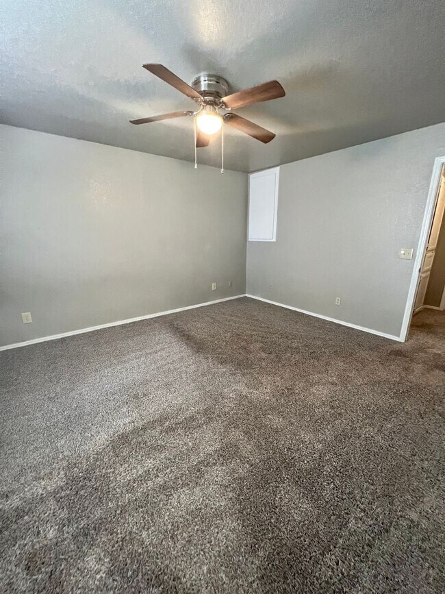 Building Photo - Norman Duplex- Bright and Modern!