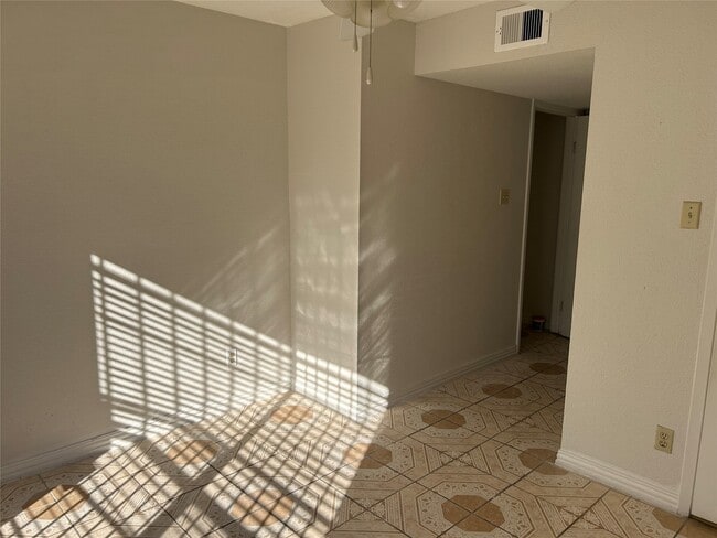 Building Photo - 3900 Woodchase Dr