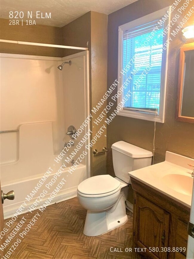 Building Photo - 820 N Elm-