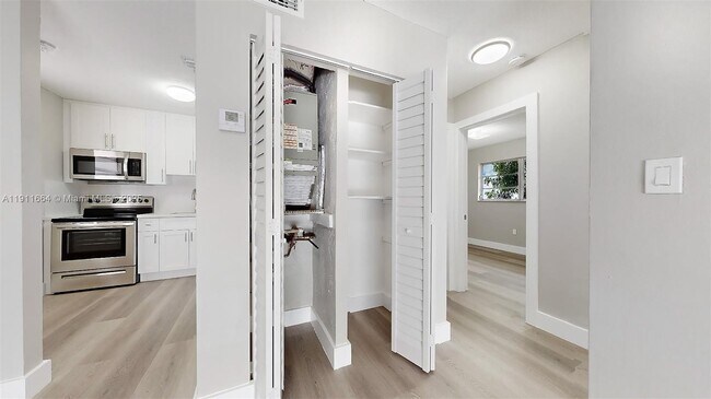 Building Photo - 329 SW 9th Ave