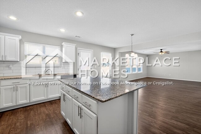 Building Photo - 904 SW Loudon Dr