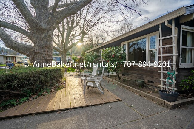 Building Photo - Nature Abounds - Downtown Cloverdale Home