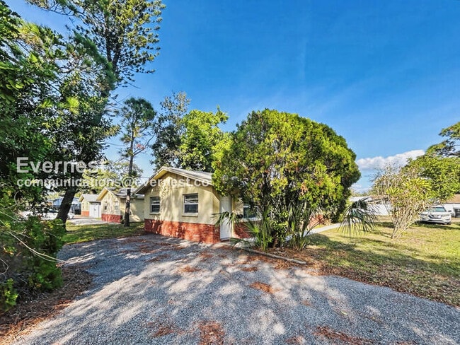 Building Photo - 2 Bed/1 Bath Townhome with Off-Street Parking / Pet-Friendly / Available Now!