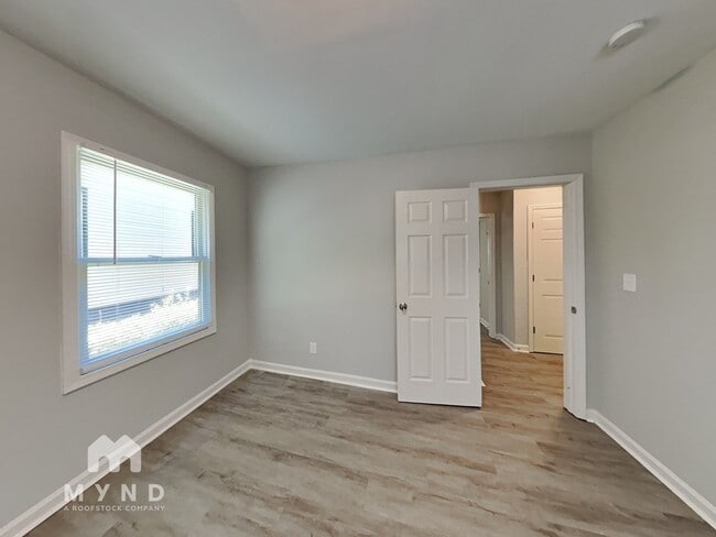 Building Photo - 977 Moreland Dr SE
