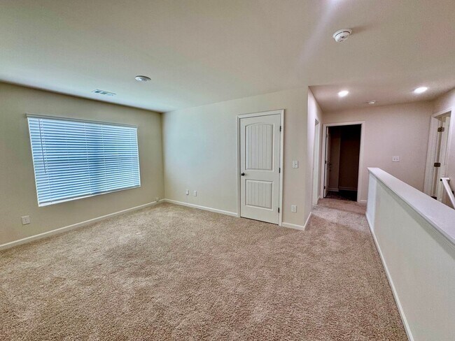 Building Photo - Beautiful 5 bedroom, 3 full bath home in D...