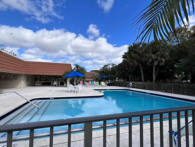 Building Photo - 12 Waterford Dr S