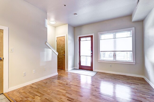 Building Photo - Renovated 1 Bedroom 1 Bathroom Townhome in...