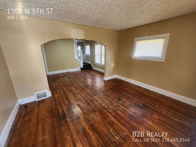 Building Photo - 1302 W 5th St