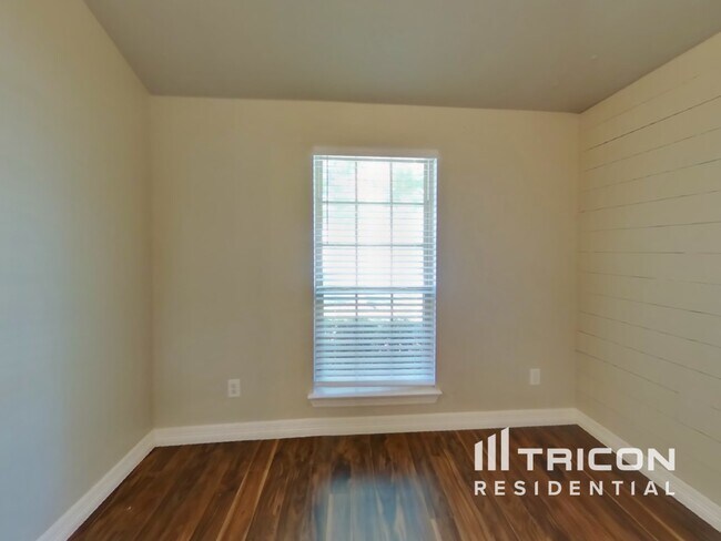 Building Photo - 1504 Rosson Rd