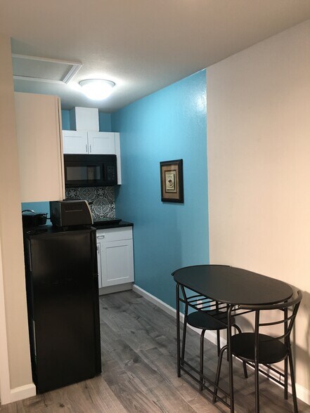 Building Photo - 3275 Parkhaven Dr