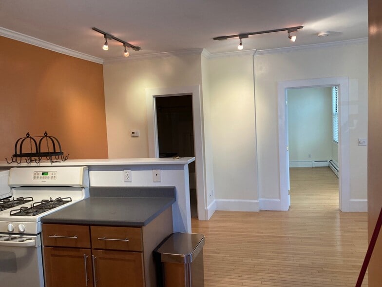 Building Photo - 325 Spring St