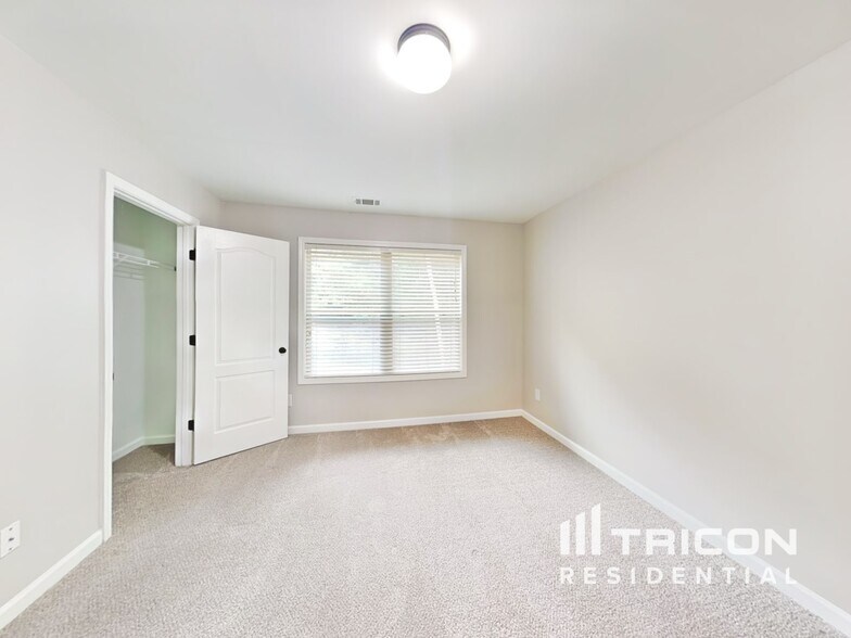 Building Photo - 2974 Olivine Dr SE