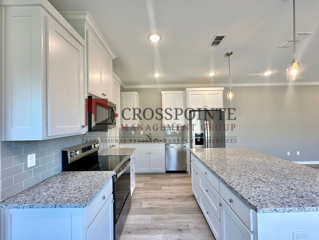 Building Photo - 3 Bedroom 2.5 Bathroom Townhomes at Villa Rosa!