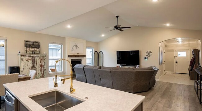 Building Photo - 3 Bedroom 2 bath house with amazing views ...