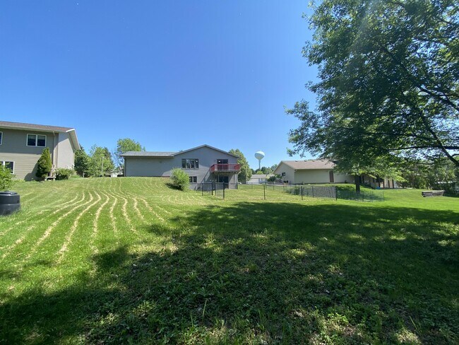 Building Photo - 624 Meadow Run Dr SW