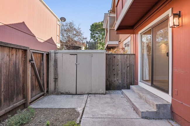 Building Photo - Remodeled 2 Story 3 Bed 1.5 Bath Townhome in Mountain View