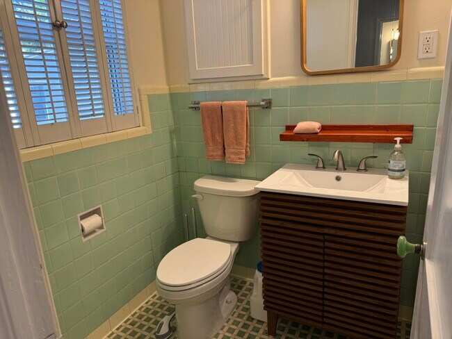 Building Photo - 1219 N Lakeside Dr