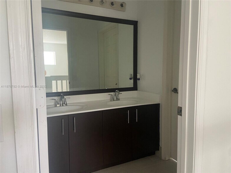 Building Photo - 241 E Bayridge Dr