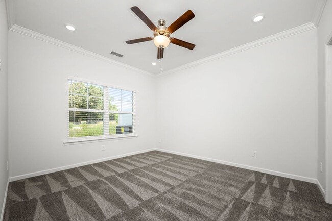 Building Photo - Park Place Townhome!