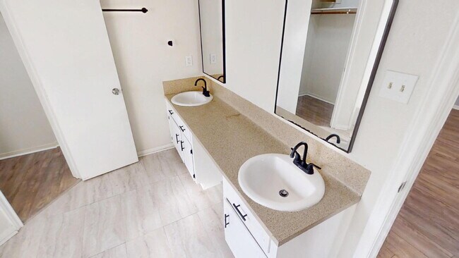 Building Photo - 1619 Leader Dr