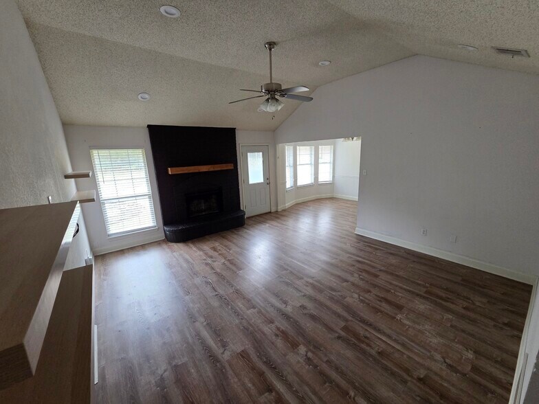 Building Photo - 209 W Billington Dr