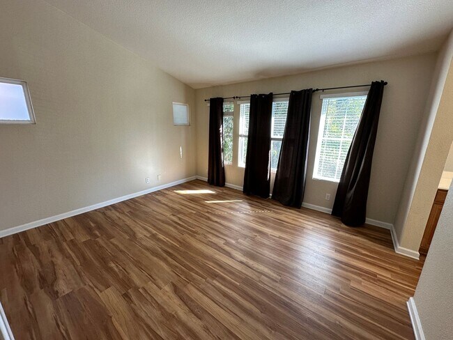 Building Photo - 3 Bed 2.5 Bath Single Family Home In Brentwood