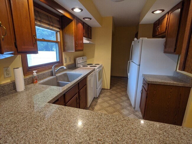 Building Photo - Charming 2 bed 1.5 bath home (duplex) in G...